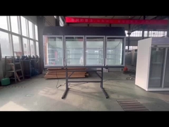 Dış çelik desteği ve iç 3 adet ayarlanabilir raflı cam kapılı buzdolabı.